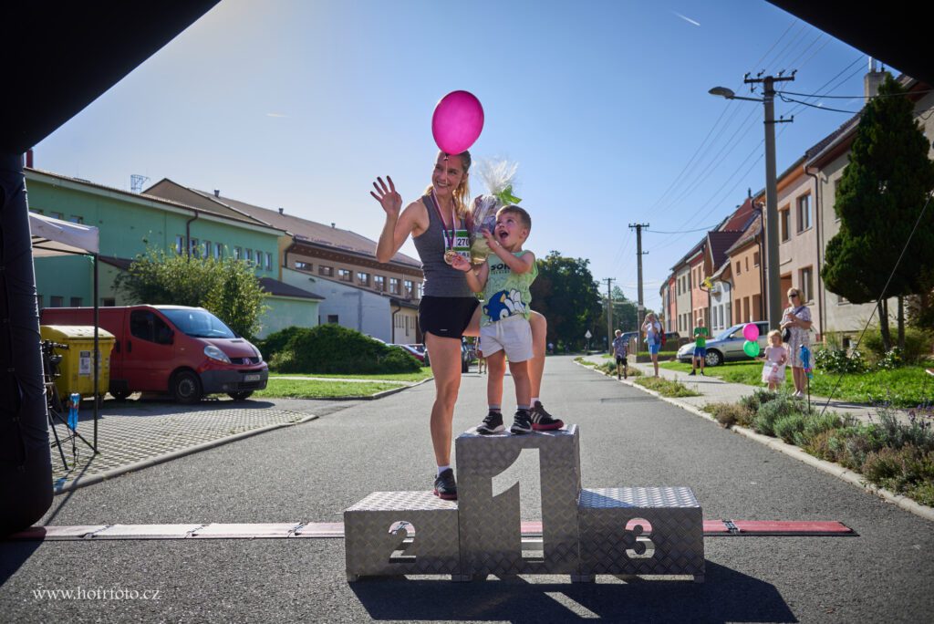 Naleznete na adrese https://hofrfoto.cz/2025/09/20/sumicky-beh-pro-zivot-vitezove/?fbclid=IwY2xjawM7tM5leHRuA2FlbQIxMQBicmlkETFCOEgyVzBkVHZEZ1RXSTZqAR4a6wP_EbOKH_fhxv4veRuzOjGidbnB-LbmtUXn79UUQd-P1TadINt2jyZQpQ_aem_XnMUcjKdaMngHgGI6lKATw