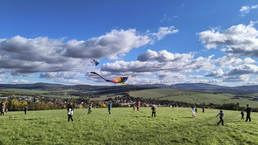 Vychutnejte si ještě jednou atmosféru šumické drakiády v naší fotogalerii.