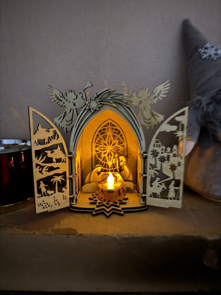 Ručně gravírovaný dřevěný betlém na čajovou svíčku. Originální vánoční dekorace, rozměr 12×10×18 cm. Pouze osobní odběr.